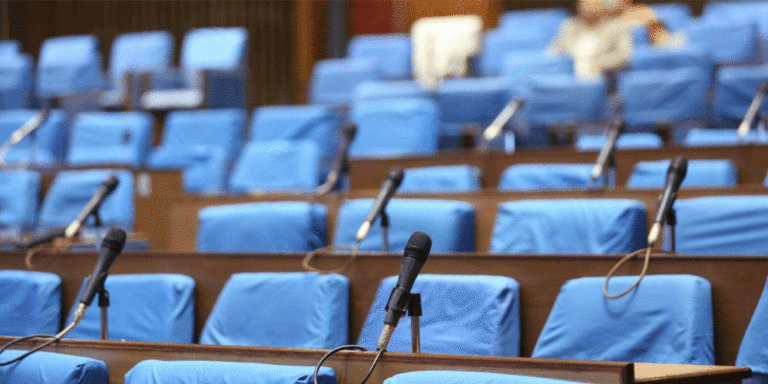 The current image has no alternative text. The file name is: parliyament-5.gif