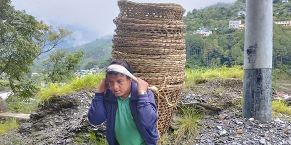 डोको, थुन्से र ढाकर बेचेर पाँच सदस्यीय परिवारको भरणपोषण - www.drishtinews.com