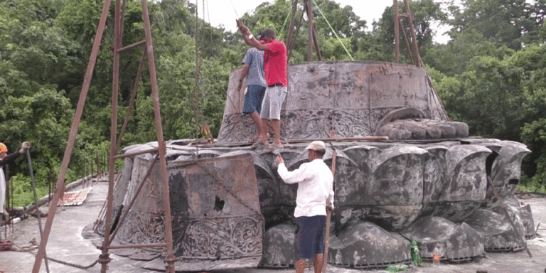 The current image has no alternative text. The file name is: nepalaama.gif