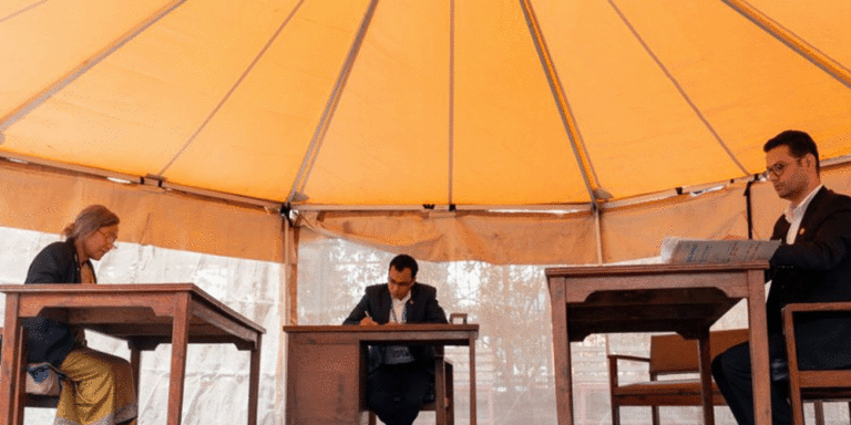 The current image has no alternative text. The file name is: court.gif