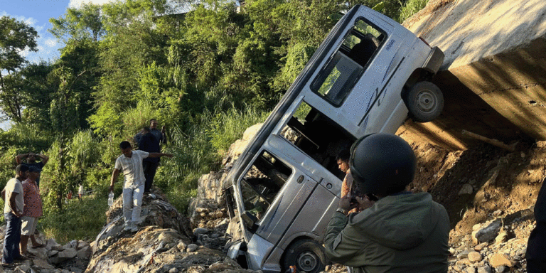 The current image has no alternative text. The file name is: tanahu.gif