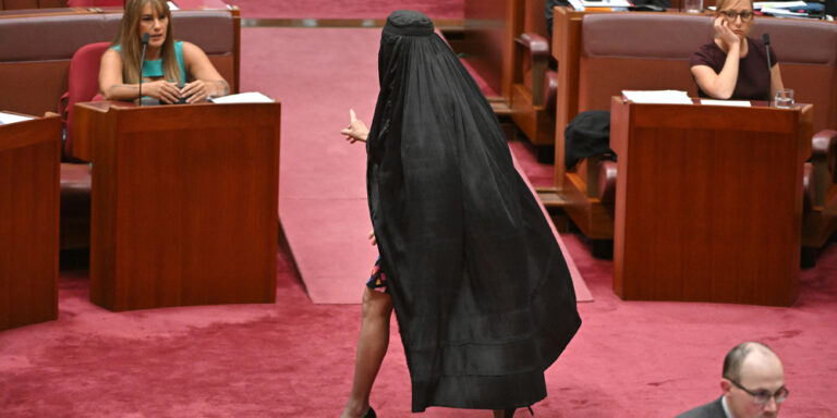 The current image has no alternative text. The file name is: aus.jpg