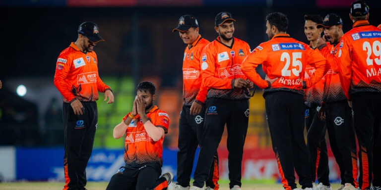 The current image has no alternative text. The file name is: chitwan-rhinos.jpg