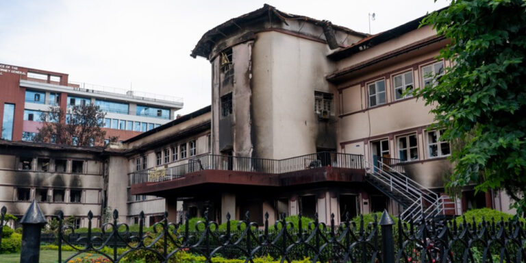 The current image has no alternative text. The file name is: court.jpg