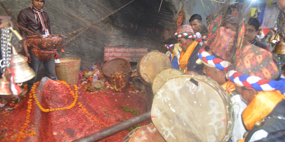 दुप्चेश्वर महादेव मन्दिरमा भक्तजनको घुइँचो - www.drishtinews.com