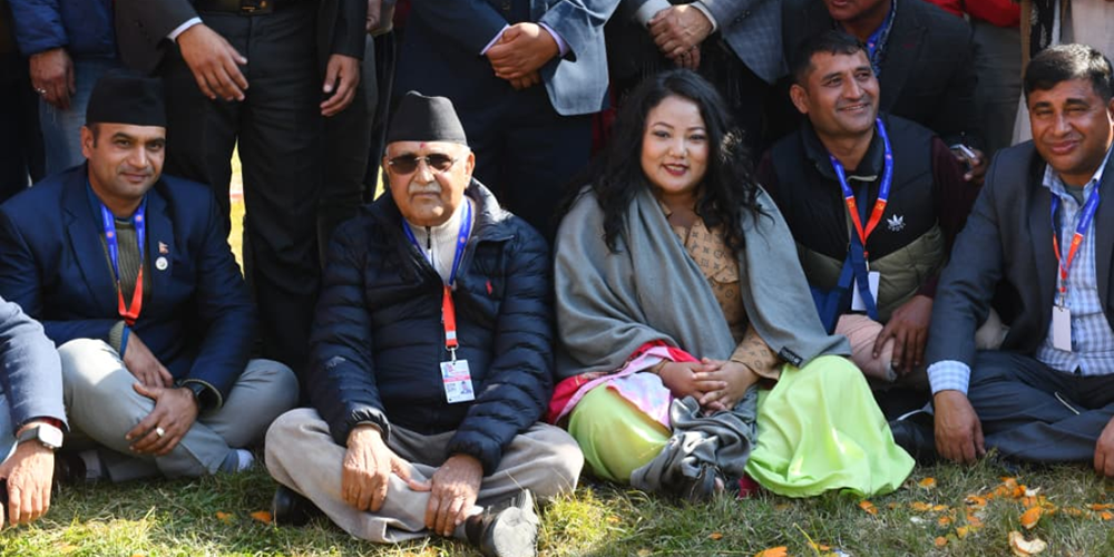 एमालेमा खुलेर लागिन् ज्योति मगर, मुस्कुराउँदै ओलीसँग गरिन् फोटोसुट