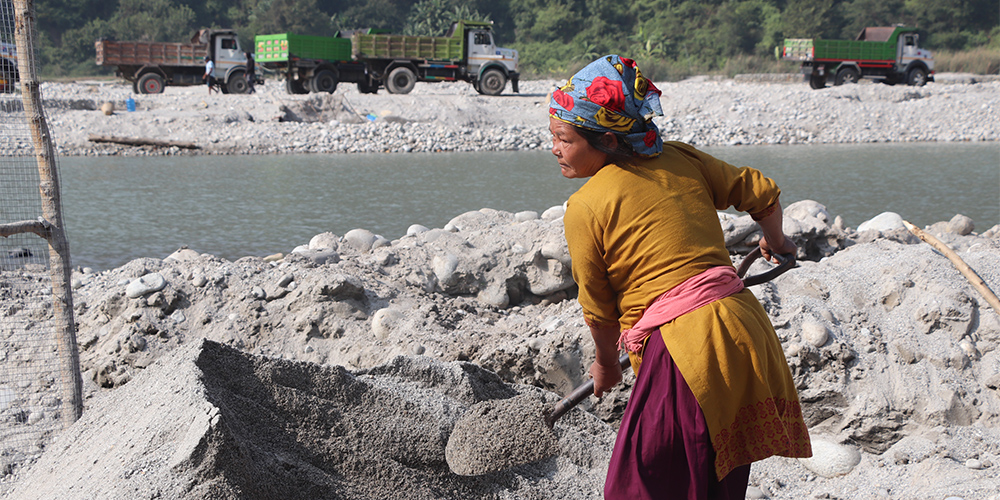 त्रिशूलीको बगरमा पसिना बेचेर बाँच्नेहरू…