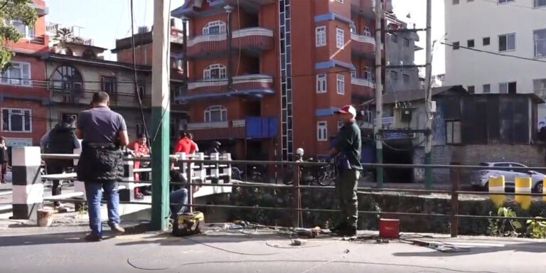 The current image has no alternative text. The file name is: reling.jpg