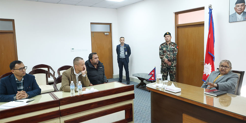 सम्झौतापछि सुदनलाई ‘जेठो छोरो’ भन्दै प्रधानमन्त्रीले दिइन् धन्यवाद