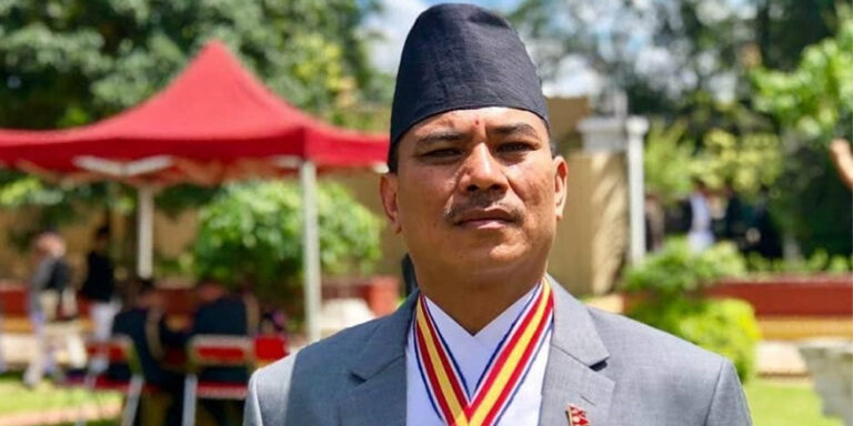 The current image has no alternative text. The file name is: thapa.jpg