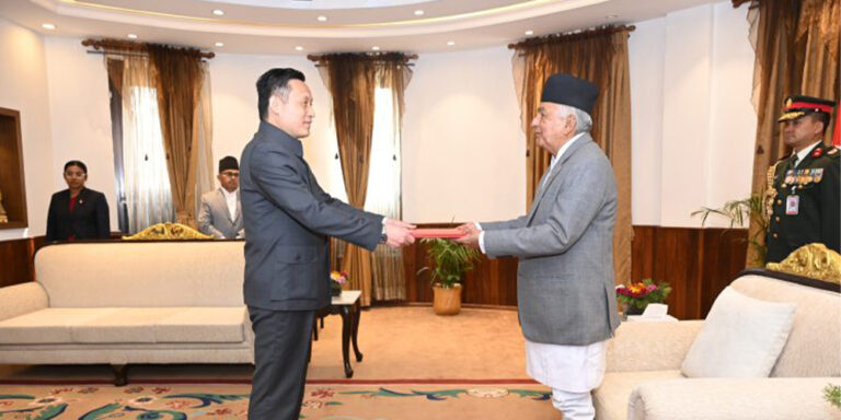 The current image has no alternative text. The file name is: rajdut.jpg