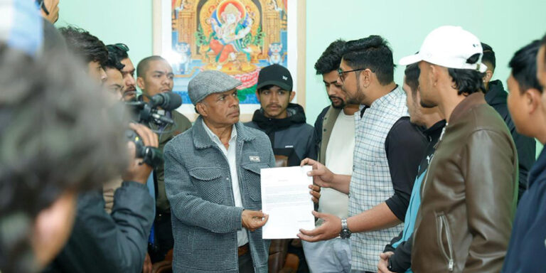 The current image has no alternative text. The file name is: chalise.jpg