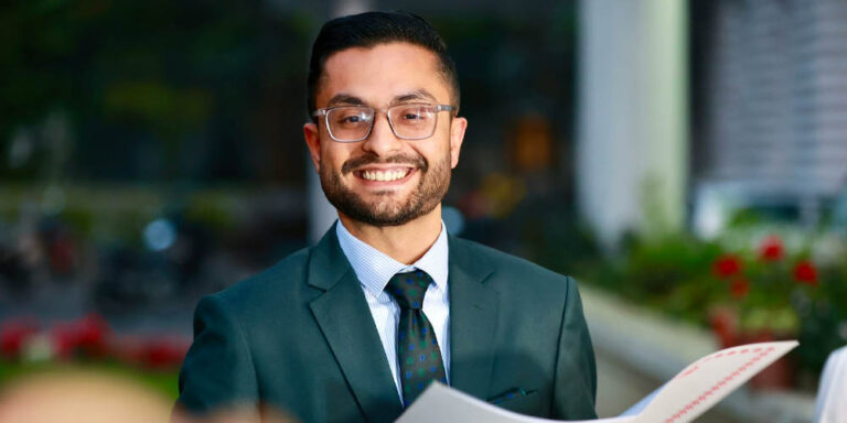 The current image has no alternative text. The file name is: susmit.jpg