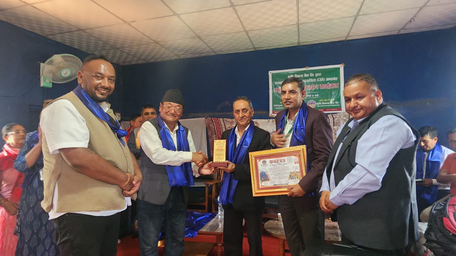 विद्यालयका छात्रछात्रालाई स्कुल व्याग वितरण