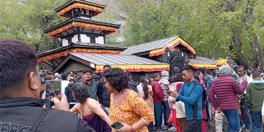 मुक्तिनाथमा चारदिने बिदाले दर्शनार्थीको भीड, व्यवस्थापनमा चुनौती