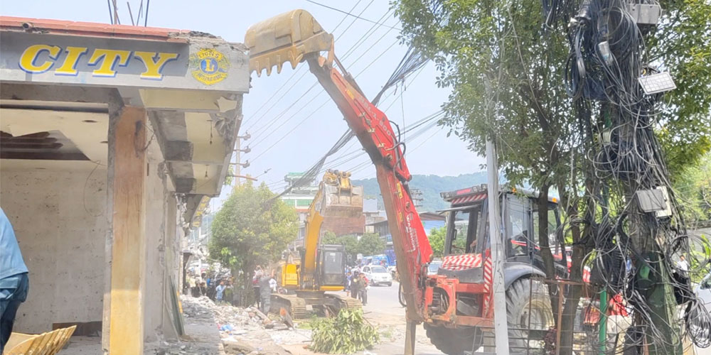 फिर्केखोलामा अतिक्रमण गरी बनाइएका अवैध संरचना हटाउन डोजर परिचालन