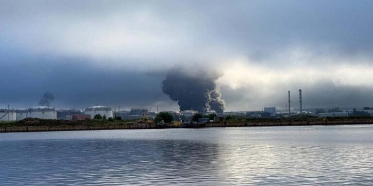 The current image has no alternative text. The file name is: peterburg.jpg